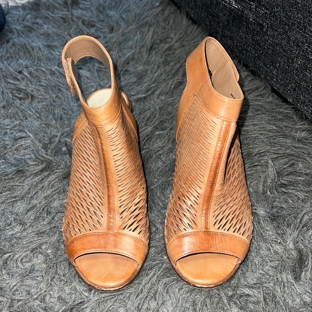 Women’s  Vince Camuto peep toe leather chunky heels, sz 7, excellent condition